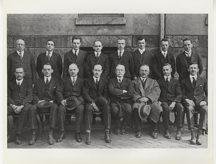Photo of faculty and students of the Philadelphia Textile School, circa 1900.